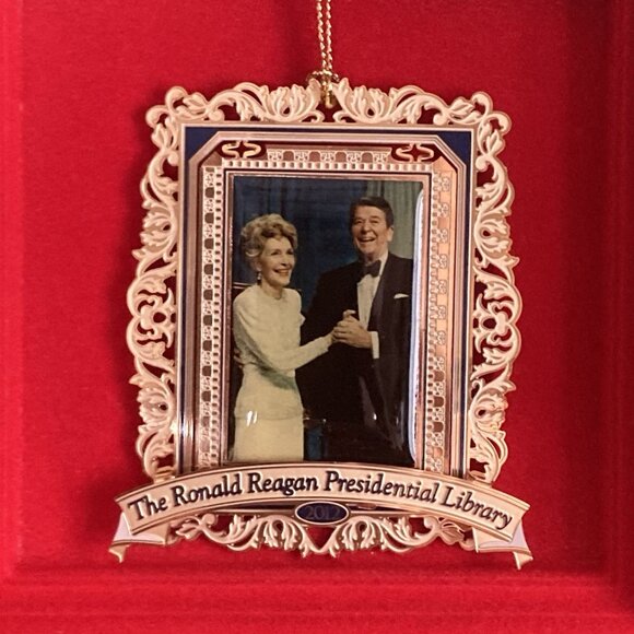 Ronald Reagan Presidential Library 2012 Gold Frame Christmas Ornament With Nancy - Picture 1 of 14